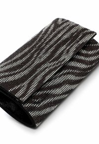 Musträne ja hõbedane clutch-kott, kaunistatud metallik sädeluslike kivide tekstuuriga mustriga, millel on stiilne ja volditud disain.