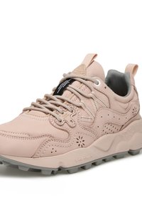 Baskets rose clair en cuir texturé, avec des accents gris et des designs perforés. Dotées d'une semelle grise robuste et de lacets tressés.