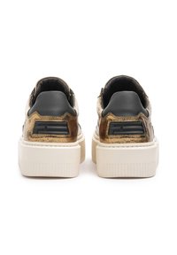 Due viste posteriori di sneaker con tomaia in oro metallizzato texturizzato, dettagli neri e suola in gomma bianca con battistrada testurizzato.