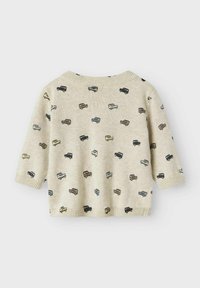 Kortärmad tröja i beige stickning, med ett mönster av små färgade bilar i svart, blått, gult och brunt. Ribbad halsringning och fåll.