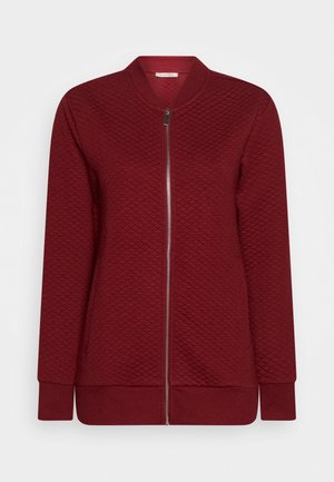 Blouson bomber rouge matelassé à manches longues avec fermeture éclair intégrale à l'avant et col, poignets et ourlet côtelés.