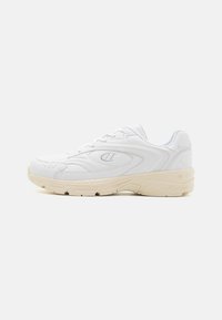 Baskets de sport blanches avec une tige en cuir lisse, des accents texturés et une semelle épaisse beige. Présente un bout rond et un design à lacets.