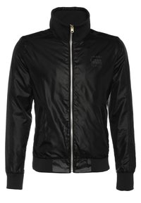 Svart zip-up jacka med hög krage, tillverkad av mjukt, glänsande material. Har elastiska manchetter och fåll, med en diskret logotyp på bröstet.