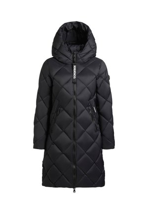Čierna prešívaná puffer bunda s vysokým golierom a kapucňou, so zipsom na predných vreckách a označením na zipsovom ťahu.
