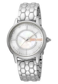 Reloj en tono plateado con pulsera hexagonal, cara redonda que presenta un dial de nácar y bisel grabado con piedras preciosas. Logotipo de "Justcavalli" exhibido.