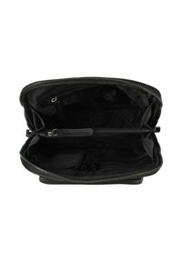 Estuche negro de cuero con cremallera, abierto para mostrar múltiples compartimentos, un bolsillo central con cremallera y ranuras para tarjetas en su interior.