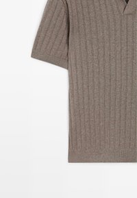 Kortærmet brun striktrøje med lodret ribbet tekstur og V-udskæring, vist på en hvid baggrund.