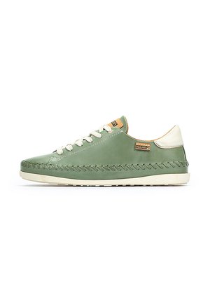 Baskets en cuir vert avec des accents blancs, bout rond et coutures décoratives sur les côtés. Comprend des lacets plats et une semelle texturée.