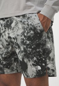The North Face 24/7 7IN SHORT PRINT - Pantalón corto de deporte - clay grey/taupe greenew