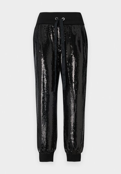 Zwarte satin joggers met een elastische tailleband. Voorzien van een trekkoordsluiting en taps toelopende enkelboorden. Gladde textuur met een glanzende afwerking.