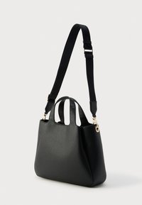 Geantă de mână din piele neagră cu finisaj texturat, având două mânere superioare și o curea detașabilă cu accente metalice aurii.