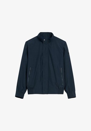 Granatowa, lekka kurtka z stojącym kołnierzem, przednim zamkiem błyskawicznym osłoniętym listwą, kieszeniami bocznymi na zamek oraz elastycznymi mankietami i pasem.