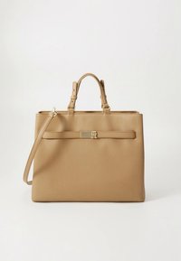 Τσάντα ώμου ταμπά δερμάτινη με διπλές λαβές και αφαιρούμενο ιμάντα ώμου. Διαθέτει μπροστινή αγκράφα. Λεία υφή, ορθογώνιο σχήμα.