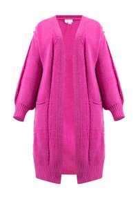 Puchaty różowy długi kardigan z dekoltem w serek, opadającymi ramionami, ściągaczami przy mankietach i bocznymi kieszeniami. Charakteryzuje się postrzępionymi brzegami oraz pionowym wzorem dzianiny.