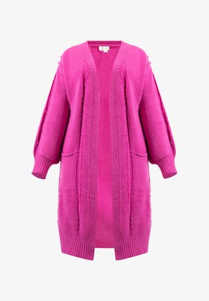 Bolyhos rózsaszín hosszú kardigán V-kivágással, lecsúszott vállakkal, bordás mandzsettákkal és oldalsó zsebekkel. Megjelenését megtört szegélyek és függőleges kötés díszíti.