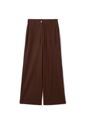 Bruine broek met wijde pijpen, inclusief riemlussen, knoopsluiting aan de voorkant, ritssluiting en zijzakken, plat gelegd op een witte achtergrond.