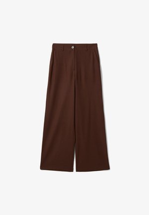 Pantaloni marroni a gamba larga con passanti per cintura, bottone anteriore, chiusura con cerniera e tasche laterali, mostrati distesi su sfondo bianco.