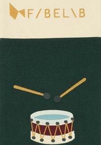 Tissu vert avec une section supérieure crème présentant un texte brodé jaune "F/BEL/B" et un tambour avec des baguettes, détaillé en rouge, bleu et noir.