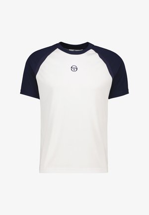 Camicetta bianca a maniche corte con maniche raglan color navy. Presenta un collo rotondo e un piccolo logo centrato sul petto. Texture liscia.