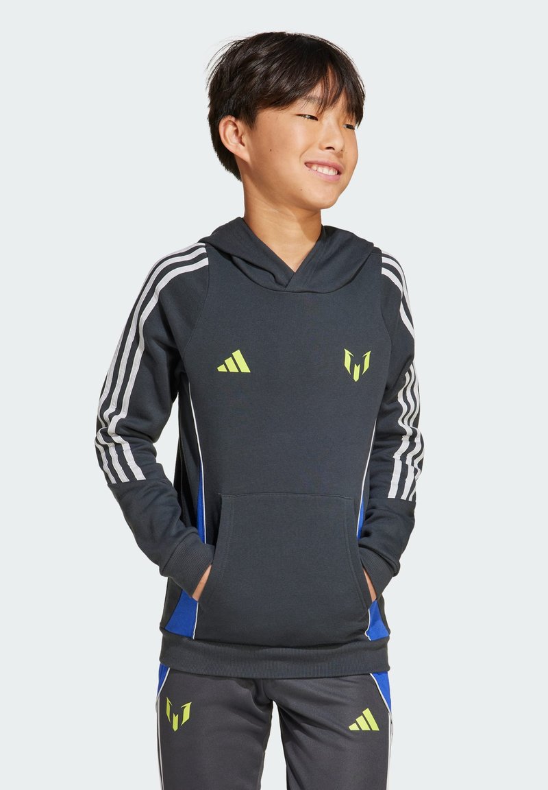 Hoodie noir avec capuche à cordon de serrage, rayures blanches sur les manches, accents jaunes et une poche avant. Associé à un pantalon gris avec des détails bleus.