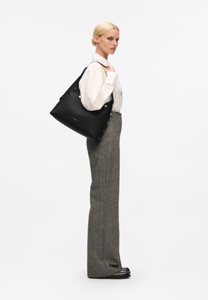 Sac en cuir noir avec une texture lisse, agrémenté d'accents en métal argenté ; présenté sur un fond neutre.