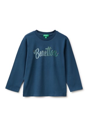 Camisa azul oscuro de manga larga con cuello redondo y "Benetton" escrito en el pecho con letras decorativas en azul claro y verde.