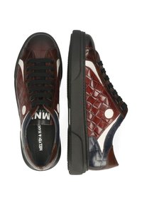 Sneaker casual marroni e blu con pelle sintetica testurizzata, caratterizzate da una finitura a motivo, lacci neri e suola in gomma. Dettagli bianchi in contrasto.