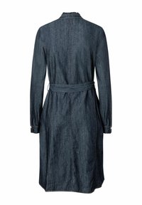Tumma farkku mekko, jossa on pitkät hihat, vyötärölle sidottu vyö ja röyhelökaulus. Täydentävät eriväriset tikkaustyöt ja nappimaiset hihansuut.
