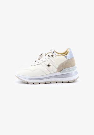Sneaker bassa bianca con tallone in pelle scamosciata beige, dettagli in argento metallico, chiusura frontale con lacci e suola in gomma con motivo a battistrada.