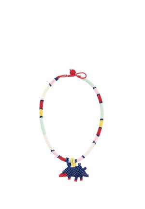 Kolorowy naszyjnik z koralików z wielokolorową taśmą i niebiesko-czerwonym wisiorkiem w kształcie dinozaura.