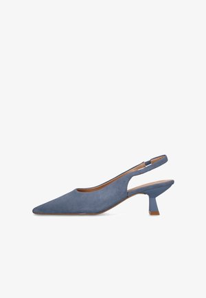Escarpin slingback en daim bleu avec bout pointu et talon carré incliné sur fond blanc.