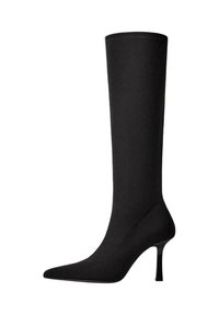 Čierne vysoké čižmy vyrobené z hladkej textílie s špicatou špičkou a tenkým stiletto podpätkom. Majú minimálne prešitie a elegantný dizajn.