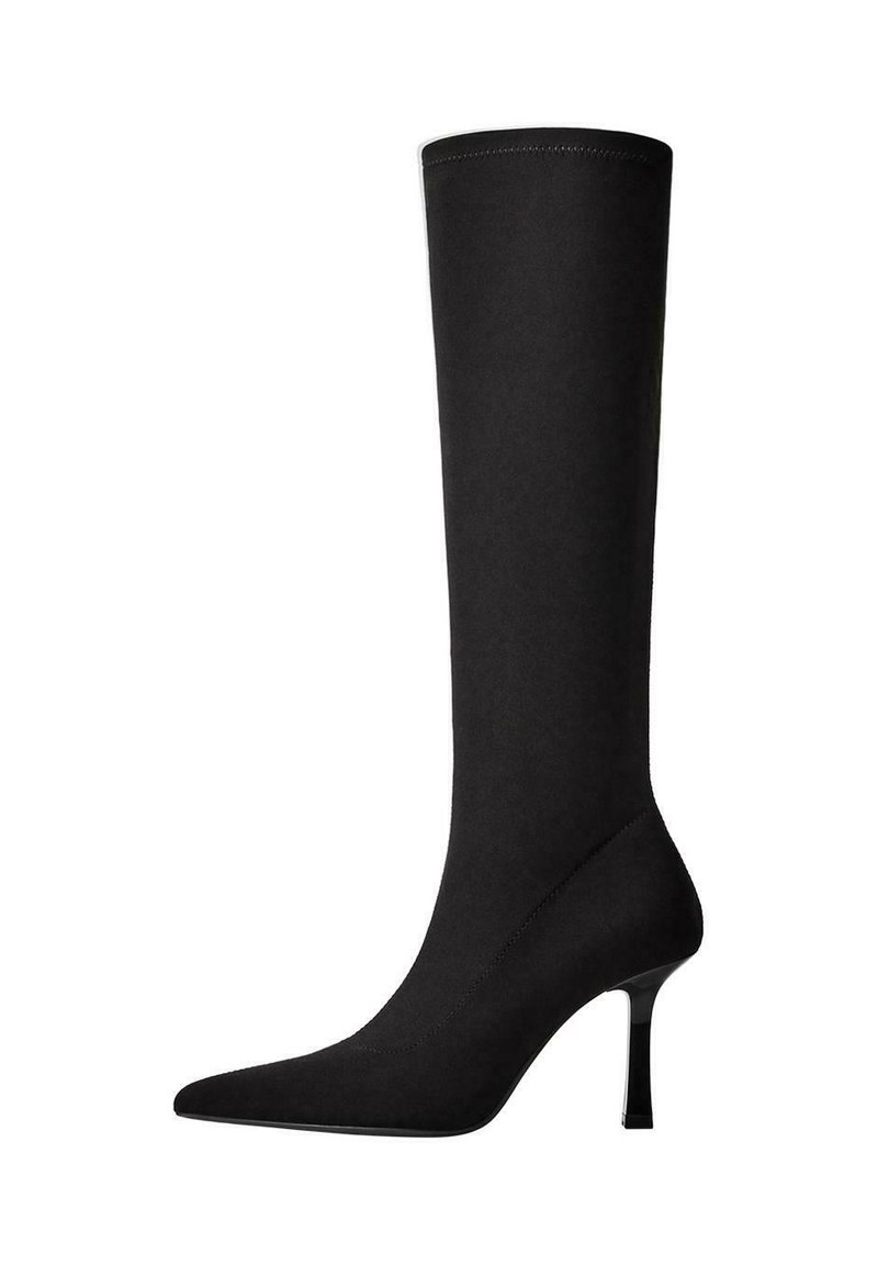 Čierne vysoké čižmy vyrobené z hladkej textílie s špicatou špičkou a tenkým stiletto podpätkom. Majú minimálne prešitie a elegantný dizajn.
