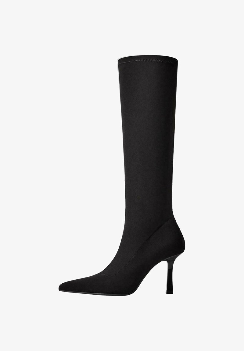 Čierne vysoké čižmy vyrobené z hladkej textílie s špicatou špičkou a tenkým stiletto podpätkom. Majú minimálne prešitie a elegantný dizajn.