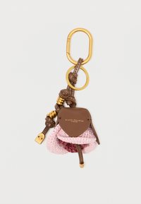 Küljekotiga kaunistus, mis sisaldab punutud roosa ja pruuni nahka, kuldset riistvara ning iseloomulikku lukku, millel on nähtav brändi logo.