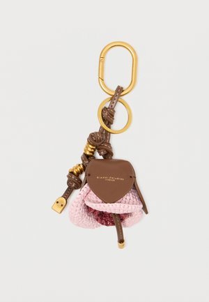 Brelok z wplecioną różową i brązową skórą, złotymi elementami oraz charakterystycznym detalem w postaci zamka, z widocznym logo marki.