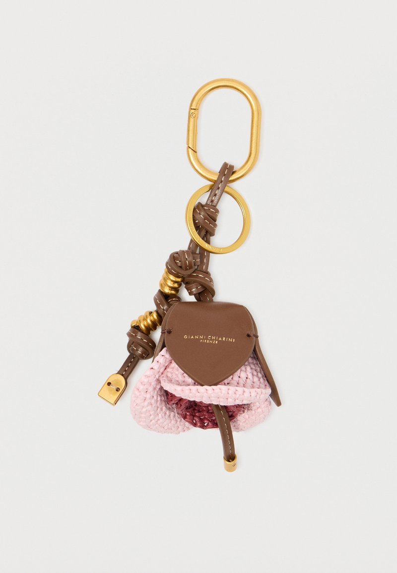 Küljekotiga kaunistus, mis sisaldab punutud roosa ja pruuni nahka, kuldset riistvara ning iseloomulikku lukku, millel on nähtav brändi logo.