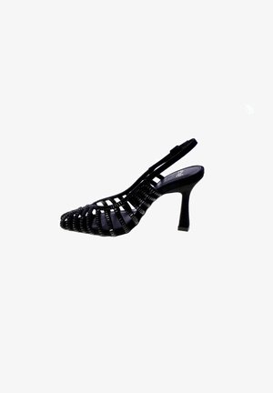 Scarpa nera con cinturini, tacco alto slingback con punta aperta e tacco medio curvo su sfondo bianco.