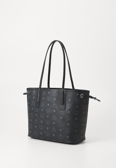 Borsa tote in pelle nera con texture, dotata di doppi manici e con un sottile motivo del logo MCM grigio chiaro su tutta la superficie.