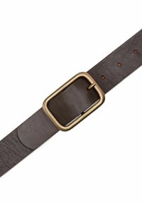 Tamno smeđi kožni pojas s pravokutnom mesinganom kopčom i višestrukim rupama za podešavanje na bijeloj pozadini.