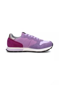Sneaker atletica viola e rosa con tomaia in suede testurizzato, pannelli sintetici a contrasto e suola in gomma bianca. Presenta lacci e un design a profilo basso.