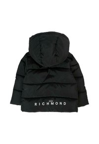 Czarna kurtka puchowa z kapturem, z poziomymi pikowanymi sekcjami i białym logo "JOHN RICHMOND" z tyłu. Gładka tekstura.
