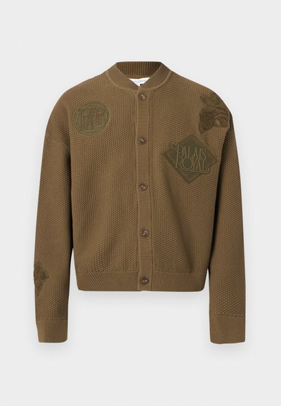 Καφέ υφασμάτινο ζακέτα με κουμπιά, με ριμπ γιακά, μανσέτες και τελείωμα, που φέρει ανάγλυφα σχέδια με την επιγραφή «Palais Royal» και λουλουδένια μοτίβα.