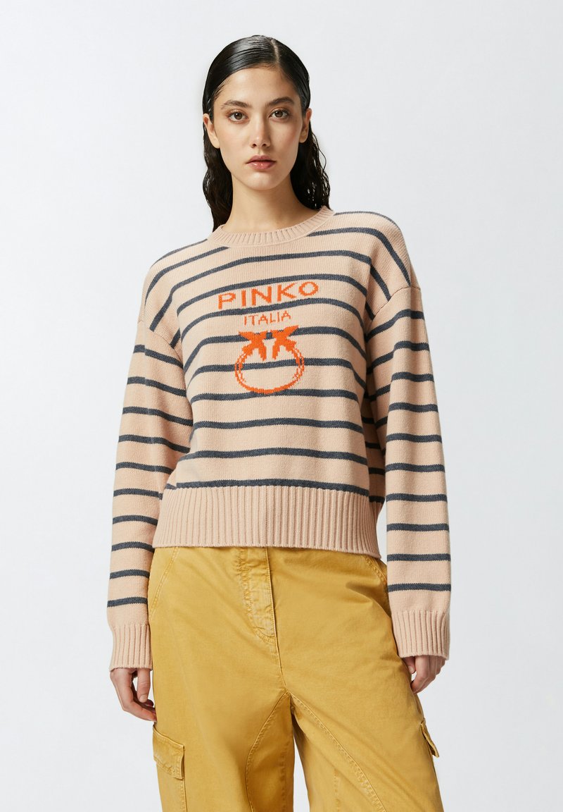 Maglione a righe rosa e grigio con bordo a costine, caratterizzato da un logo arancione al centro del petto. Tessuto a maglia morbido, vestibilità rilassata.