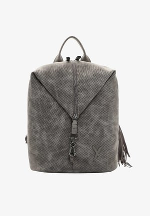 Szary perforowany skórzany plecak z przednim zamkiem błyskawicznym, górnym uchwytem i ozdobnymi frędzlami po bokach.