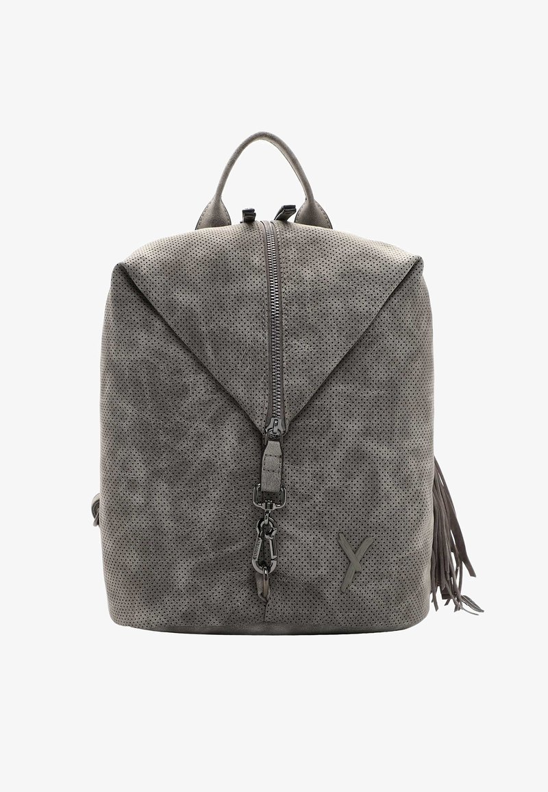 Sac à dos en cuir gris perforé avec fermeture éclair à l'avant, poignée supérieure et pampilles décoratives sur les côtés.
