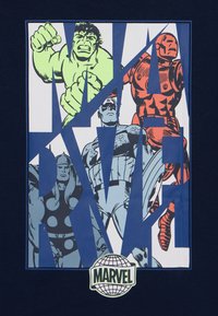 Marine t-skjorte med superhelter i tegneseriestil: Hulk (grønn), Thor (grå), Iron Man (rød) og Captain America (blå), med "MARVEL"-logoen nederst.