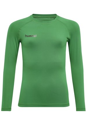 T-shirt de sport à manches longues verte, fabriqué en tissu léger et lisse, avec un col rond et le logo Hummel en argent sur le devant.