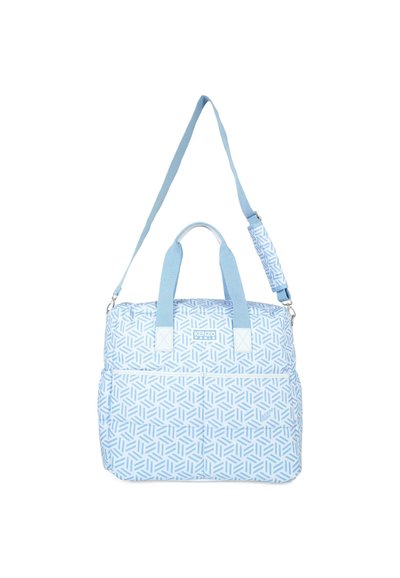 Sac fourre-tout bleu clair avec motif géométrique, en tissu, équipé de deux poignées supérieures et d'une bandoulière ajustable. Présente un logo sur le devant.