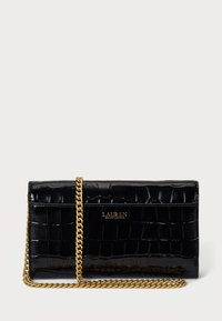 Μαύρη τσάντα πατεντας δέρματος με υφή κροκοδειλιού, με χρυσό αλυσίδα και πλάκα λογότυπου. Ορθογώνιο σχήμα με κομψό σχέδιο.